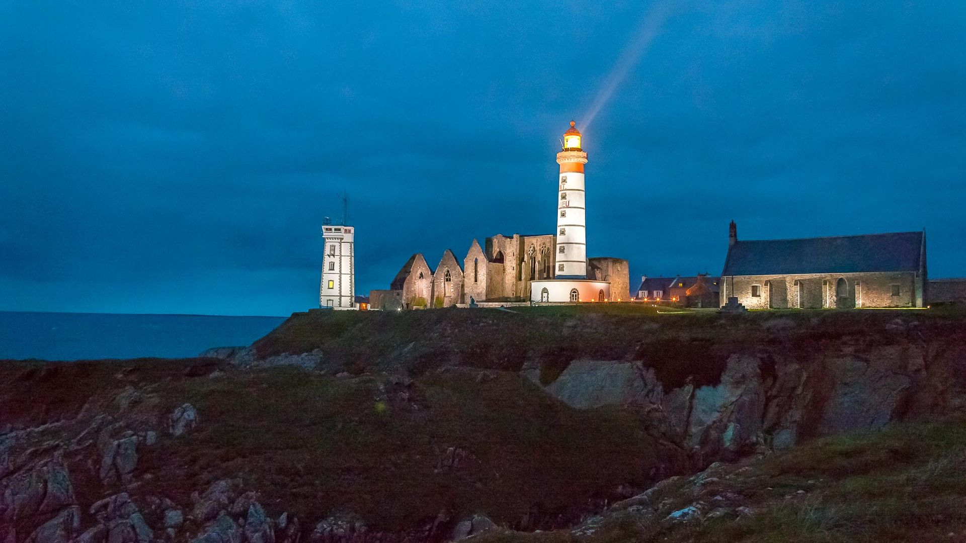 Phare de nuit en Bretagne - Hôtel Vent d'Iroise